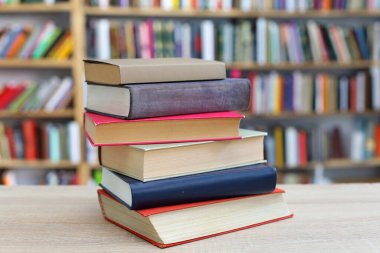 Beyaz arkaplan üzerine bir yığın kitap, kütüphane, eğitim, ahşap masa üzerine kitaplar, yüksek kaliteli profesyonel fotoğrafçılık, yüksek kaliteli kitap fotoğrafçılığı, En İyi Kitap Fotoğrafı,