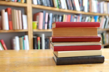 Kütüphanede kitap yığını, eğitim konsepti