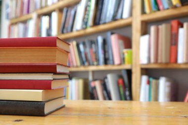 Kütüphanede kitap yığını