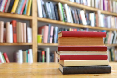 Kütüphanede kitap yığını