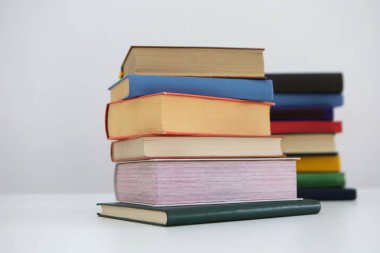 Beyaz arkaplan üzerine kitap yığını
