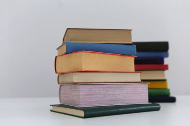 Beyaz arkaplan üzerine kitap yığını