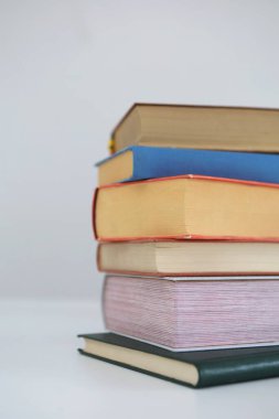 Beyaz masadaki kitap yığını