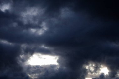 Bulutların üzerinde güzel gün batımı