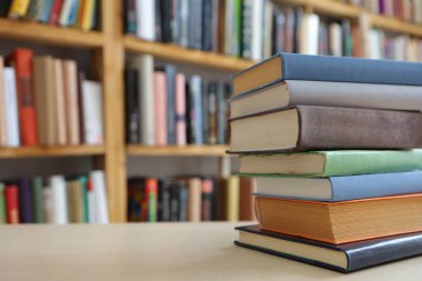 Kitaplar kütüphanede masanın üstünde.