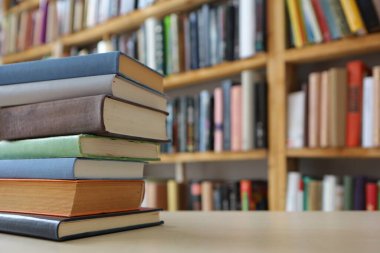 Kütüphanedeki kitaplar.