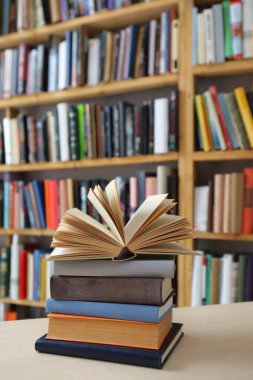 Masada yığınla kitap var.