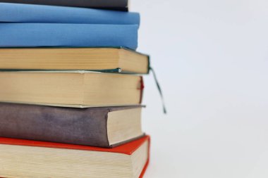 Kitaplar masanın üstünde, manzarayı kapat.