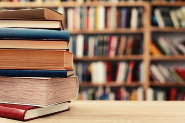 Yığın kitap masada