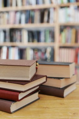 Kütüphanede kitap yığını