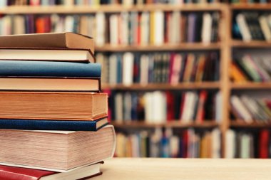 ahşap masa üzerine kitaplar