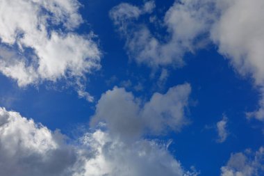 Bu fotoğraf yoğun, karanlık bulutların hakim olduğu dramatik bir gökyüzü görüntüsü yaklaştı. Bu da bir fırtınanın ya da sağanak yağmurun yaklaştığını gösteriyor. Görüntünün genel havası yoğun ve gri ve siyah tonları nedeniyle biraz öngörülüdür.