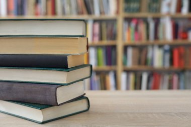 Kütüphanede renkli kitap yığını