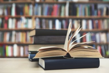 Masada kitap yığını, kütüphane arkaplanı.