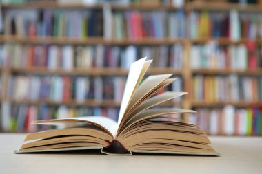 Masada bir yığın eski kitap var.