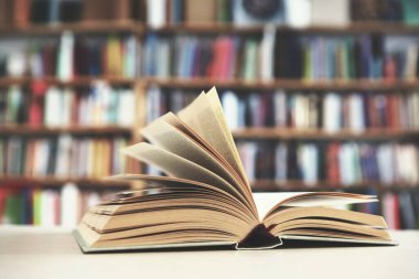 arkaplanda açık bir kitap