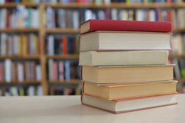 Kütüphanede kitap yığını