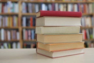 Kitaplar kütüphanede masanın üstünde.