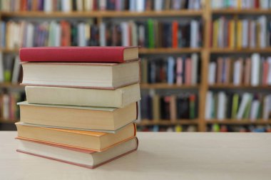 Kütüphanedeki masanın üzerinde bir yığın kitap var. Eğitim geçmişi. Boşluğu kopyala.