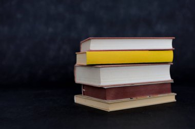 Siyah arkaplan üzerine kitap yığını