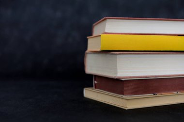 Siyah arkaplan üzerine kitap yığını