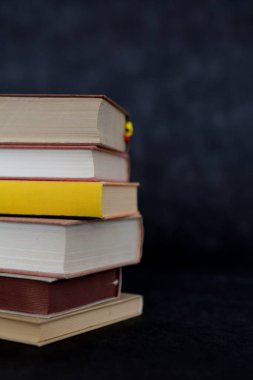 Siyah arkaplan üzerine kitap yığını