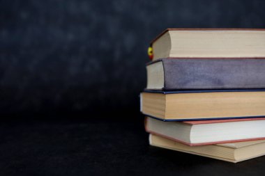 Siyah arkaplan üzerine kitap yığını