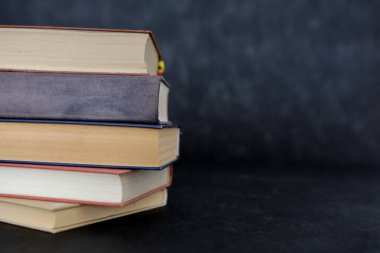 Siyah arkaplan üzerine kitap yığını