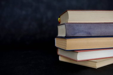 Siyah arkaplan üzerine kitap yığını