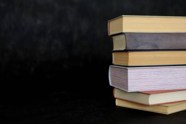 Siyah masadaki kitap yığını