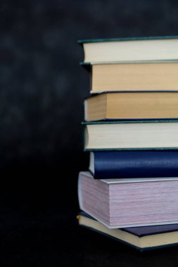 Kütüphanede bir yığın kitap var.