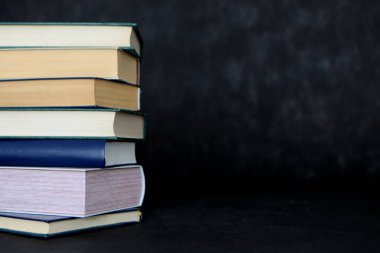 Siyah arkaplan üzerine kitap yığını