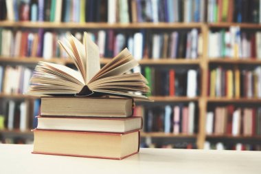 Ahşap kütüphanenin arka planında açık bir kitap. Okula dönüyorum. Boşluğu kopyala