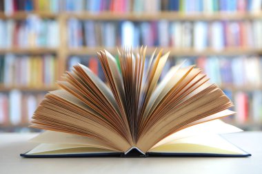 Ahşap zemin üzerine kitap yığını