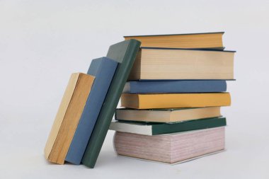 Beyaz arkaplan üzerine kitap yığını