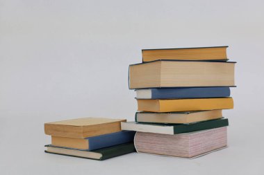 Beyaz arkaplan üzerine kitap yığını
