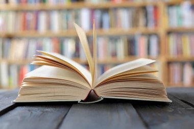 Masada bir yığın eski kitap var.