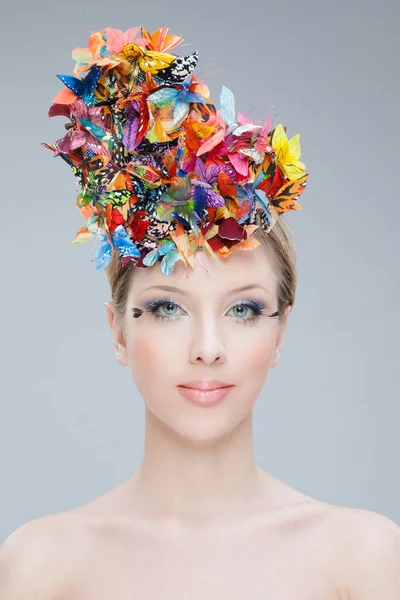 Skönhetsporträtt framifrån. Vacker flicka med fjäril. Skönhetsansikte. Kreativ make up och frisyr. — Stockfoto
