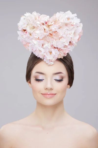 Skönhetsporträtt framifrån. Vacker flicka med vårblommor, med slutna ögon. Kreativ make up och frisyr. — Stockfoto