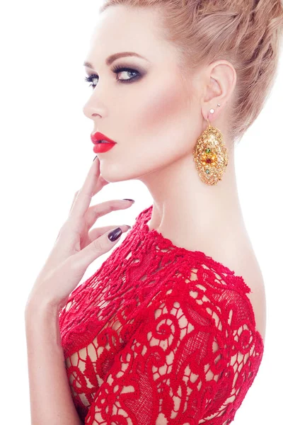 Närbild profil porträtt av en sensuell ung kvinna i röd klänning, över vit bakgrund. — Stockfoto
