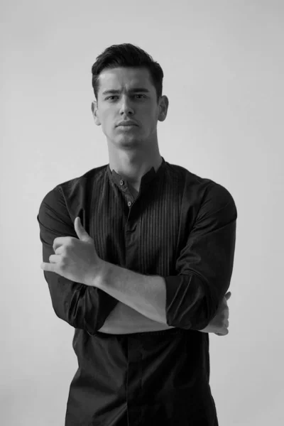 Fundo preto e branco. close-up retrato de bonito ajuste morena jovem homem em preto t-shirt. — Fotografia de Stock