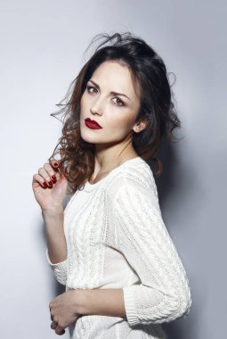 Saç stili ve makyajlı çekici bir kadının güzel portresi, stüdyo çekimi. Beyaz arka plan. Dikey görünüm.