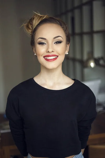 Retrato frontal de uma linda garota loira com penteado e maquiagem, dentro de casa foto. — Fotografia de Stock