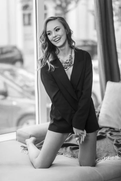Mulher jovem sorridente bonita em terno oversize clássico. Foto em preto e branco. Roupa na moda, olhada sensual. — Fotografia de Stock