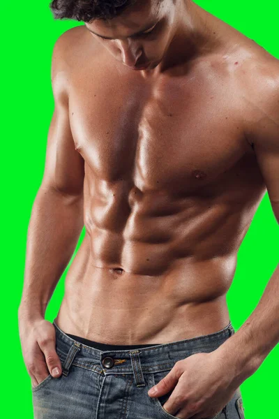 Nahaufnahme eines einzelnen, fitten, muskulösen Mannes, der Sixpack-Bauchmuskeln zeigt, durchtrainierten Oberkörper, aufstehen auf einem grünen Bildschirm Chromschlüssel. — Stockfoto