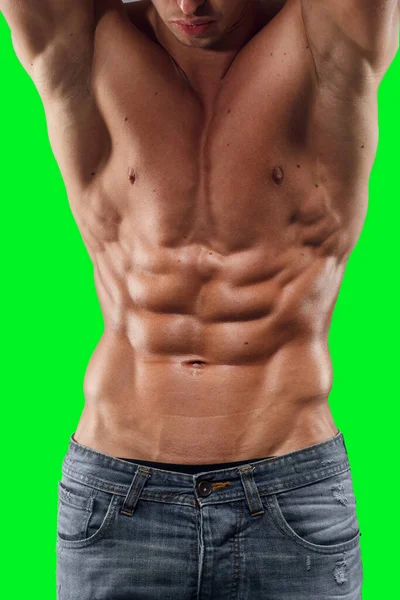 Sexy, em forma, jovem musculado mostrando torso, alívio da imprensa, seis abdominais pacote, isolado em um fundo de tela de cromo verde. — Fotografia de Stock