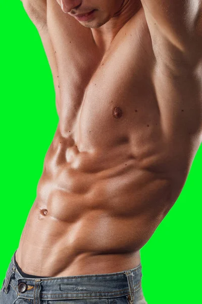 Männchen-Modell posiert im Studio mit nacktem Oberkörper, zeigt getönten Relief-Oberkörper, Isoaletd auf Chroma-Schlüsselhintergrund. — Stockfoto