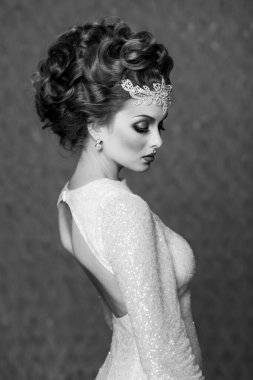 Güzel Düğün Saç Tarzı 'nın Profil Portresi. Yüksek Moda Kuaförü. Siyah beyaz fotoğraf.