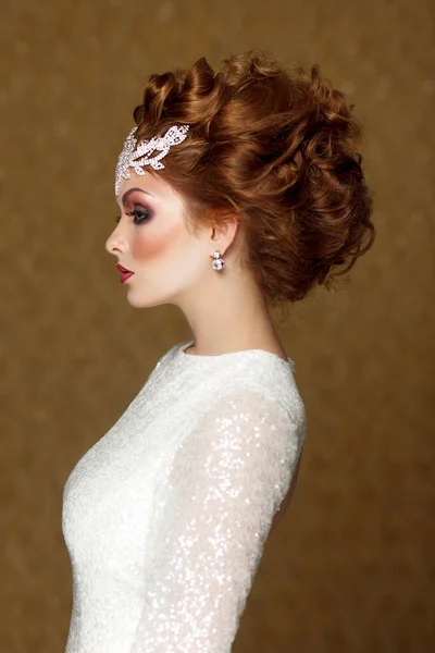 Profil Porträtt av en vacker brudfrisyr av kvinna. High Fashion Coiffure. Närbild av Hairdo — Stockfoto