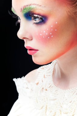 Yaratıcı klonlama perisi makyajlı beyaz bir kadın modelin yakın plan profil portresi..
